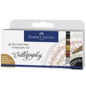 Faber Castell set od šest kaligrafskih markera u različitim bojama sa stilizovanim natpisima u pozadini.