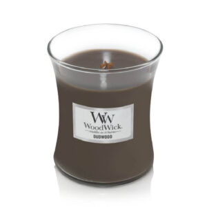 Sveća brenda WoodWick u staklenoj čaši sa natpisom "Oudwood" i drvenim fitiljem.