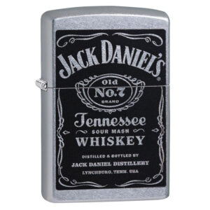 Na slici je srebrni Zippo upaljač sa crnim dizajnom na kojem je ispisan logo Jack Daniel's.