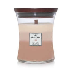 Svečnjak brenda Woodwick sa tri sloja boja i mirisa: beli med