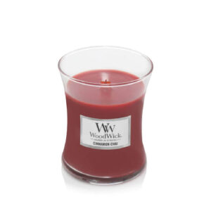 Crvena sveća u staklenoj posudi