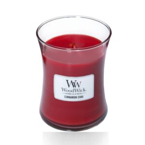 Crvena sveća marke Woodwick sa mirisom cimet čaja