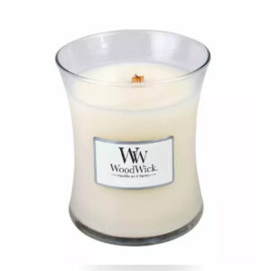 Bela sveća sa drvenim fitiljem u staklenoj posudi