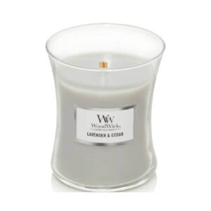 Staklena sveća brenda Woodwick sa mirisom lavande i kedra.
