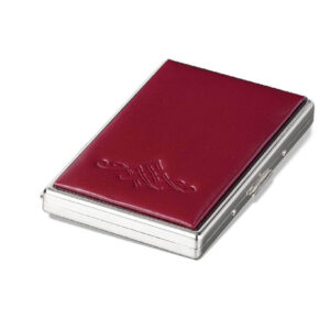 Metalan tabakera sa crvenim kožnim poklopcem i ukrašenim graviranim motivom. Proizvod brenda Princ Leather.