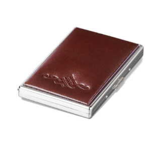 Elegantna kutija za cigarete sa braon kožom i unikatnim dekorativnim dizajnom