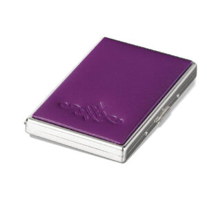 Ljubičasti kožni futrola sa gravurom na poklopcu