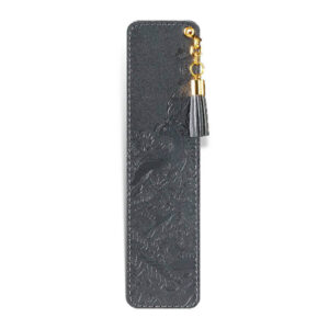 Crna kožna oznaka za knjige sa utisnutim teksturiranim floralnim dizajnom i zlatnim priveskom sa resicom