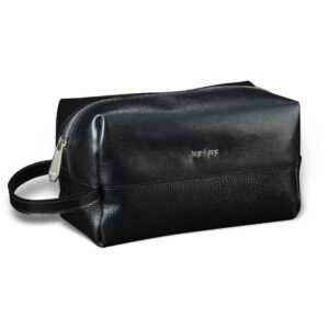 KOŽNI NESESER 7 Crna kožna neseseri torba sa zatvaračem i reljefnim logom Princ Leather na strani.