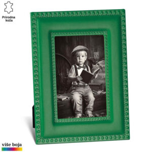 Zeleni ram od prirodne kože Princ Leather sa crno-belim fotografijom dečaka koji drži knjigu.