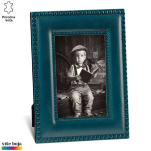 Plava kožna ram za slike marke Princ Leather sa crno-belim fotografijom dečaka koji drži knjigu