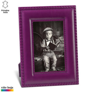 Ljubičasti kožni ram Princ Leather sa crno-belim portretom deteta koje sedi i drži knjigu.