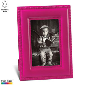 Ružičasti kožni ram za slike Princ Leather sa crno-belim portretom dečaka.