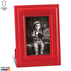 Crveni ram od prirodne kože sa crno-belim fotografijom dečaka koji sedi sa knjigom