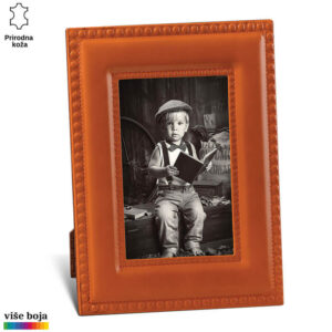 Narandžasti kožni ram za sliku Princ Leather sa crno-belim portretom dečaka koji drži knjigu