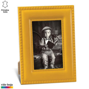 Dečak u crno-beloj fotografiji unutar žutog kožnog rama od Princ Leather.