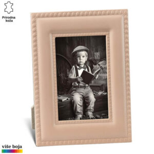 Dečak sedi sa knjigom u elegantnom ramu od prave kože. Ram Princ Leather dostupan u više boja.