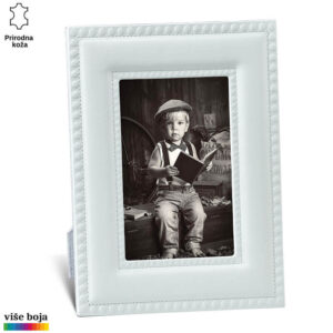 Elegantni ram za slike od prirodne kože brenda Princ Leather sa crno-belim motivom dečaka koji čita knjigu.