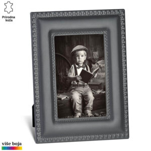 Ram od prirodne kože sa umetničkom crno-belom fotografijom deteta koje sedi sa knjigom. Brend: Princ Leather.
