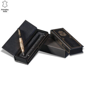 OLOVKA SA GRBOM SRBIJE 3 Hemijska olovka sa grbom Srbije zlatne boje, telo olovke je crne boje, postavljena u poklon kutiji crne boje