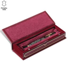 Olovka u bordo kutiji brenda Princ Leather sa grbom Crne Gore.