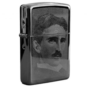 Srebrni Zippo upaljač sa ugraviranim motivom muškarca u klasičnom odelu.