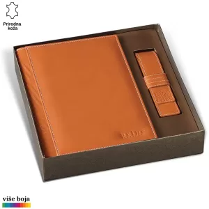 Smeđa kožna sveska i kaiš u kutiji marke Princ Leather.