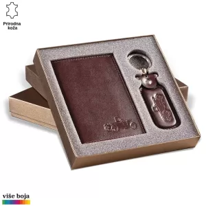 Poklon set od prirodne kože Princ Leather koji uključuje smeđu futrolu i privržak sa motivom automobila.