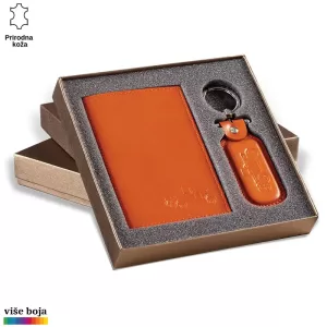 Komplet Princ Leather u poklon kutiji sa narandžastim kožnim futrolom za dokumenta i priveskom za ključeve izrađenim od prirodne kože.