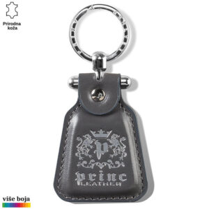 Crni kožni privezak sa metalnim detaljem i utisnutim logom Princ Leather