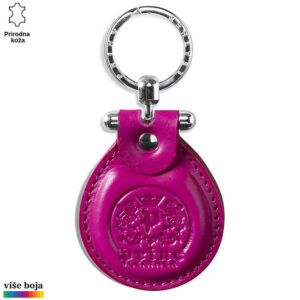 Kožni privržak u ljubičastoj boji sa gravurom brenda Princ Leather i metalnim prstenom za ključeve.