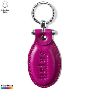Kožni privezak ljubičaste boje sa utisnutim logom Princ Leather i srebrnim prstenom za ključeve.