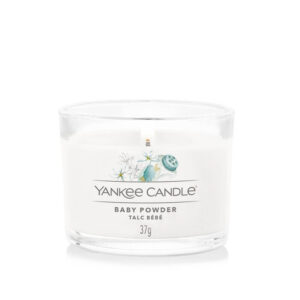 Yankee Candle sveća sa mirisom bebi pudera od 37g u staklenoj posudi.
