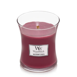 Woodwick sveća sa aromom divljih bobica i cvekle u staklenoj čaši.