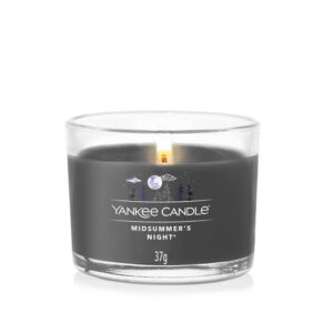 Okrugla sveća Yankee Candle sa mirisom "Midsummer's Night" upaljena