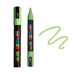 UNI POSCA MARKER PC-5M 12 Zeleni Posca marker sa poklopcem i iscrtana zelena linija na beloj pozadini.
