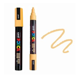 UNI POSCA MARKER PC-5M 20 Dva Posca markera u bež boji prikazana su sa iscrtanim zakrivljenim linijama u istoj boji.