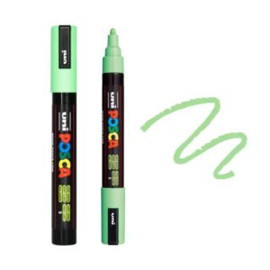 UNI POSCA MARKER PC-5M 38 Svetlozeleni marker brenda Posca sa trakastim uzorkom nanetim pored njega.