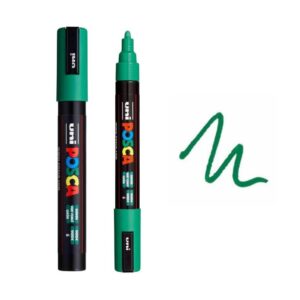 UNI POSCA MARKER PC-5M 40 Zeleni marker brenda Posca sa otvorenim poklopcem i primerom iscrtane zelene linije.