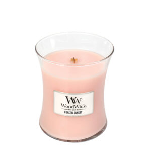 Sveća Woodwick Coastal Sunset u staklenoj posudi sa drvenim fitiljem.