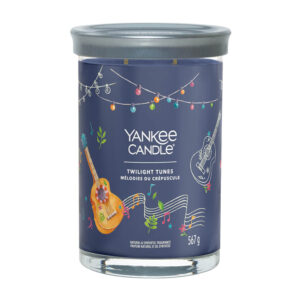 Mirisna sveća Yankee Candle Twilight Tunes u staklenoj tegli sa šarenim dezenom gitara i ukrasa.