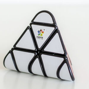 Trogana bela slagalica sa crnim ivicama i logotipom brenda na vrhu.