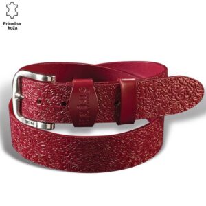Crveni kožni kaiš sa ukrasnim reljefnim uzorkom i metalnom kopčom