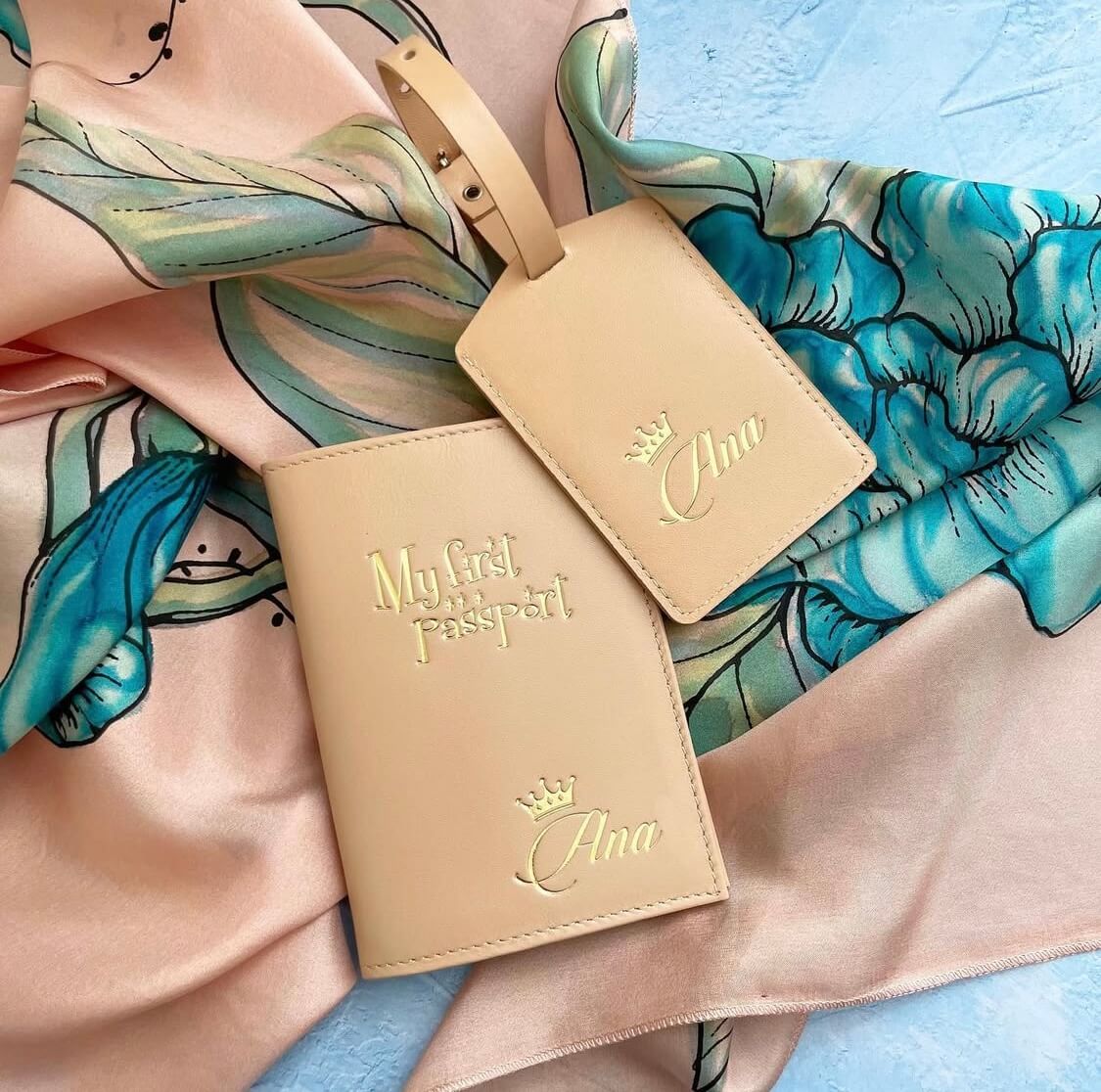 Gift shop & knjižara Gulliver 53 Personalizovani poklon - futrola za pasos sa imenom ana, bež boje