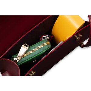 Kožna ženska torbica Elle, u bordo boji sa zlatnim kaišem, otvorena i sa stvarima unutra