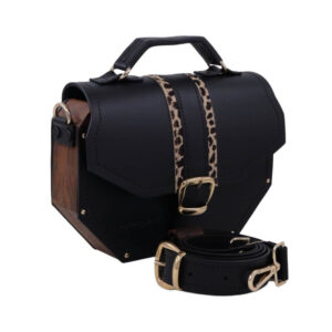 Zenska kozna torba Okta, lignum brenda, crne boje sa zlatnim kaisem i zlatnim detaljima